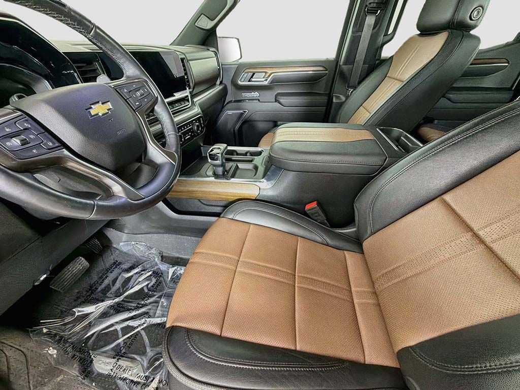 Used 2024 Chevrolet Silverado 1500 High Country w/ Technology Package AWD/4WD image 24