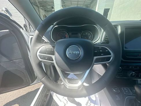 Certified 2022 Jeep Cherokee Latitude w/ Sun & Sound Group AWD/4WD image 16