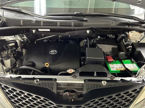 Used 2017 Toyota Sienna SE image 46