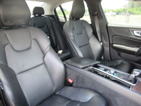 Used 2021 Volvo S60 T5 Momentum FWD image 9