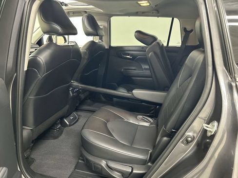 Used 2022 Toyota Highlander XLE AWD/4WD image 20