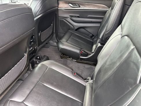 Used 2023 Jeep Grand Cherokee L Limited AWD/4WD image 17