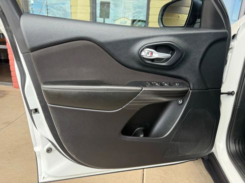 Used 2016 Jeep Cherokee Sport image 18