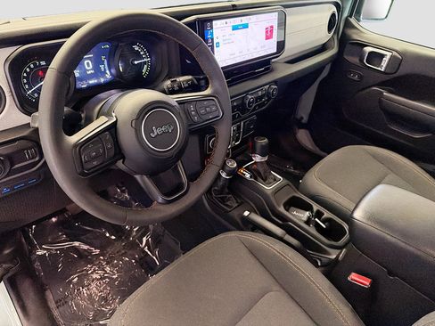 Used 2024 Jeep Wrangler Unlimited image 7