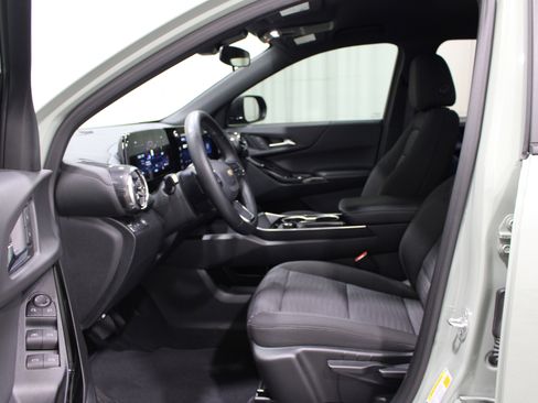 Used 2026 Chevrolet Equinox LT FWD image 3