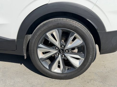 Used 2022 Chevrolet Bolt EUV LT w/ Convenience Package FWD image 3