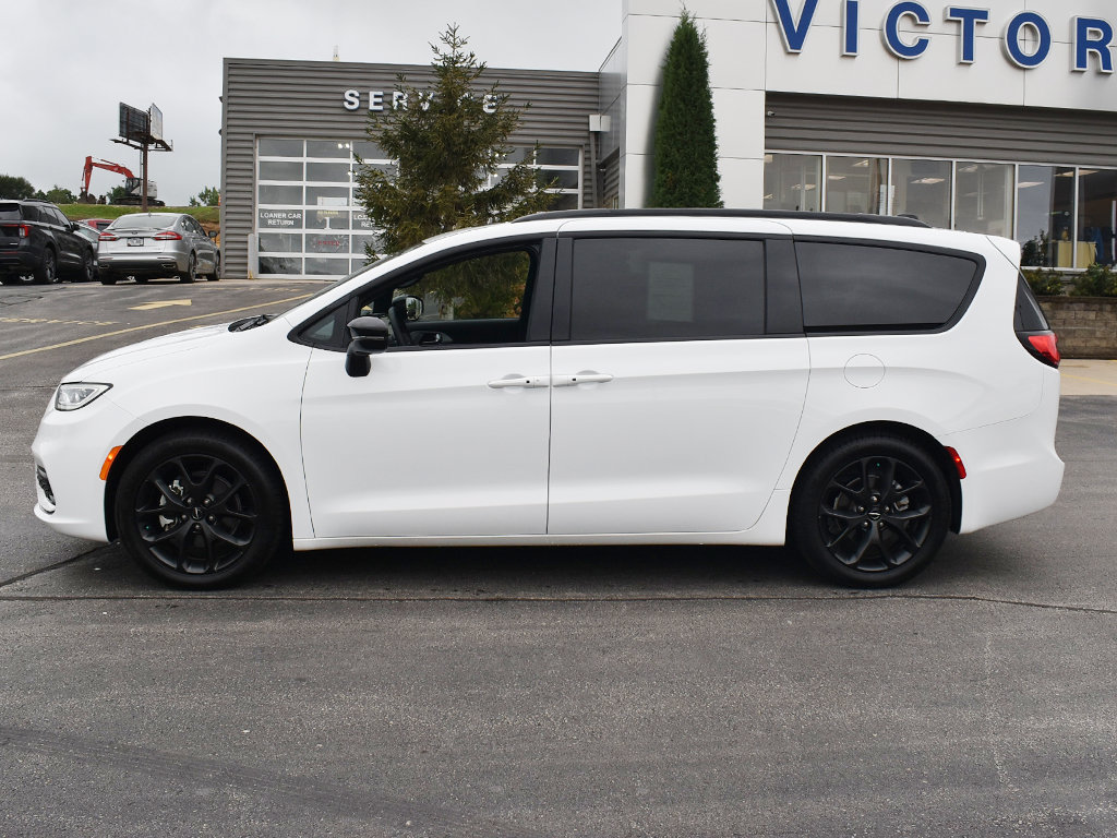 Used 2025 Chrysler Pacifica Limited FWD image 2