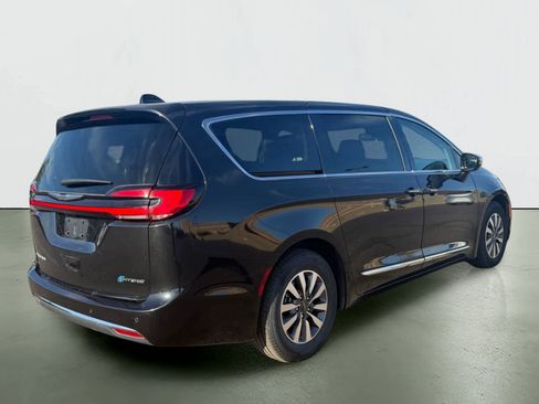 Used 2023 Chrysler Pacifica Limited FWD image 4