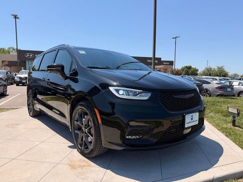 Used 2024 Chrysler Pacifica Limited w/ S Appearance Package AWD/4WD image 9