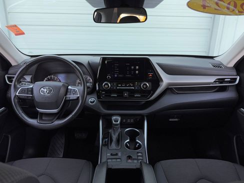 Used 2024 Toyota Highlander LE image 14