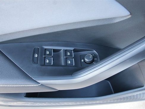 Certified 2025 Volkswagen Jetta SE image 15