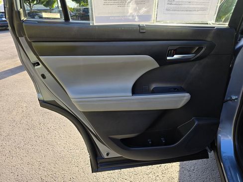 Used 2022 Toyota Highlander XLE image 9