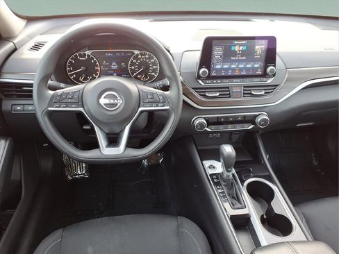 Used 2024 Nissan Altima 2.5 SV image 9