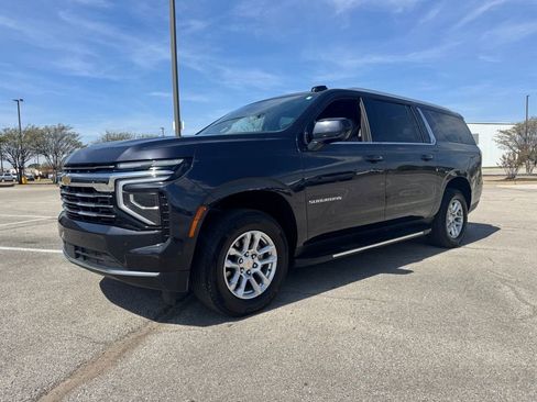 Used 2025 Chevrolet Suburban LT AWD/4WD image 2