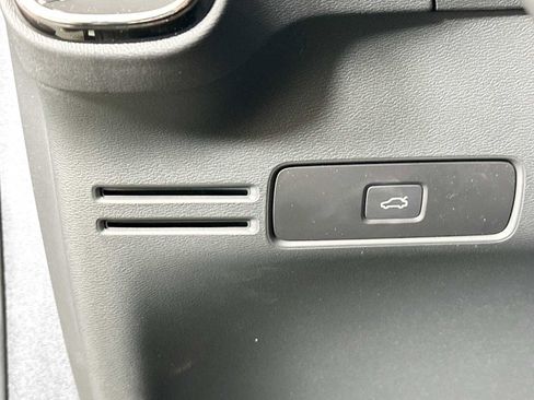 Used 2025 Volvo XC40 B5 Core w/ Climate Package image 10