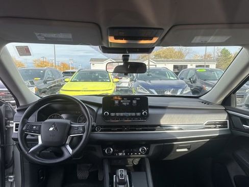 Used 2024 Mitsubishi Outlander SE image 19