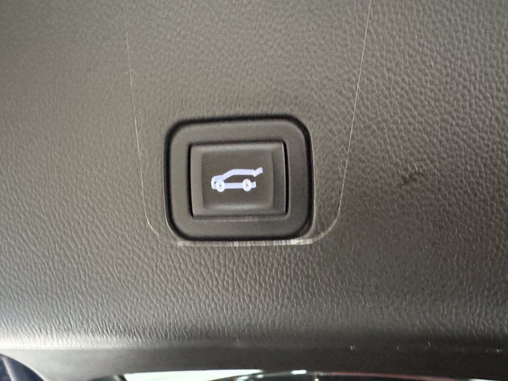 Used 2023 Chevrolet Traverse RS AWD/4WD image 39