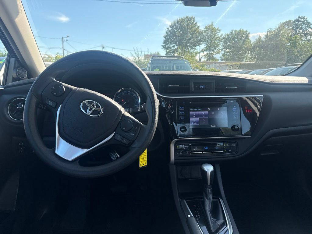 Used 2018 Toyota Corolla LE FWD image 15