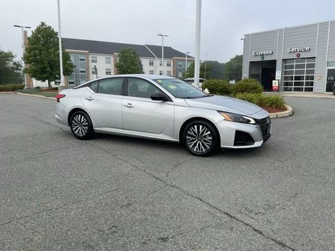 Used 2025 Nissan Altima 2.5 SV FWD image 1