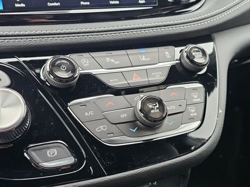 New 2026 Chrysler Pacifica Select image 24