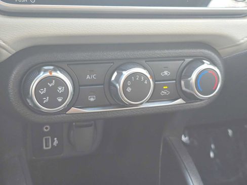Used 2022 Nissan Versa SV FWD image 28