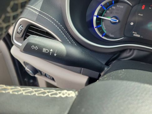 Used 2023 Chrysler Pacifica Touring-L FWD image 31