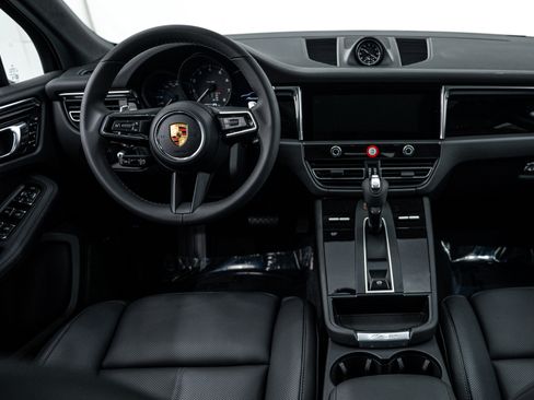 Certified 2026 Porsche Macan AWD/4WD image 13