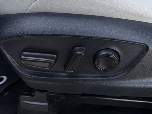 Used 2025 Toyota Tacoma Limited AWD/4WD image 27