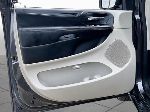 Used 2020 Dodge Grand Caravan SXT FWD image 22