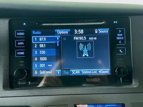 Used 2017 Toyota Sienna LE image 19