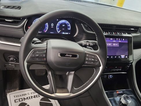 Used 2025 Jeep Grand Cherokee Laredo AWD/4WD image 9