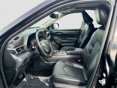 Used 2023 Toyota Highlander Limited image 22