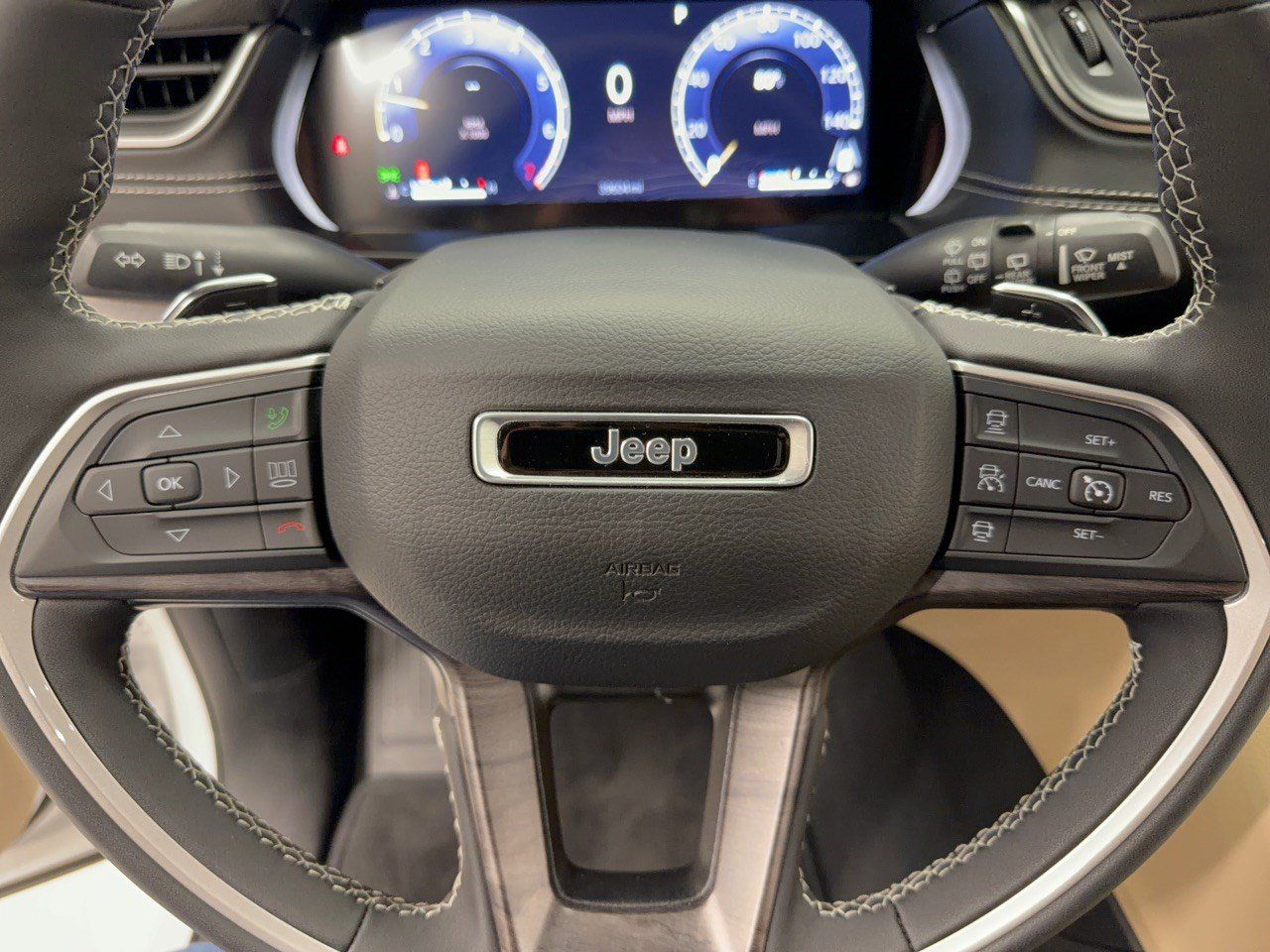 Used 2023 Jeep Grand Cherokee Limited AWD/4WD image 10