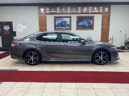 Used 2020 Toyota Camry SE w/ Sunroof Package image 8