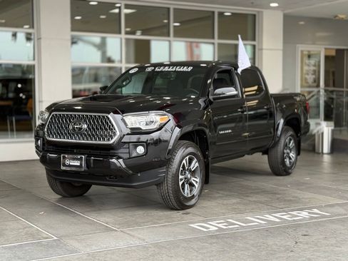Used 2019 Toyota Tacoma TRD Sport image 2