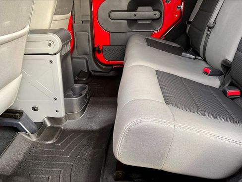 Used 2010 Jeep Wrangler Unlimited Rubicon image 14