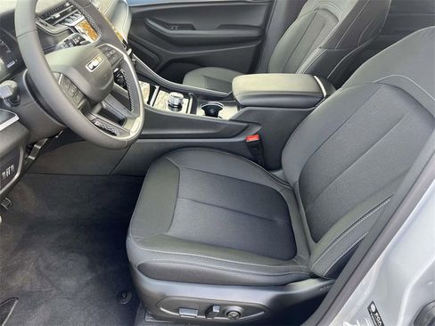 New 2025 Jeep Grand Cherokee Laredo w/ Luxury Tech Group I image 17