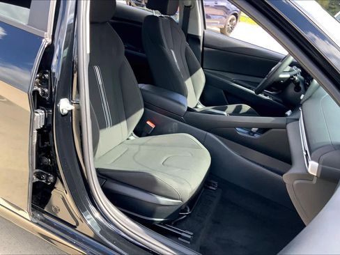 Used 2023 Hyundai Elantra SEL w/ Preferred Accessory Package image 8