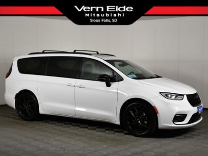 Used 2025 Chrysler Pacifica Limited