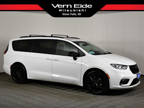Used 2025 Chrysler Pacifica Limited FWD image 1