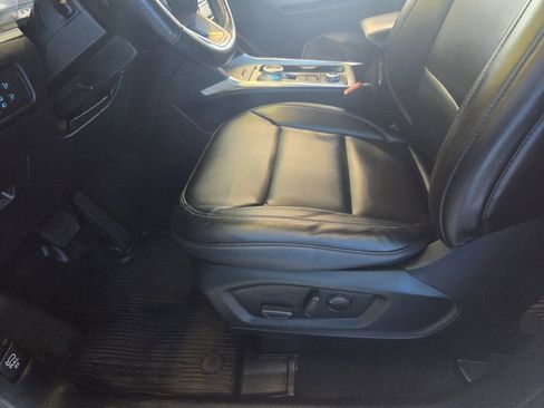 Used 2021 Ford Explorer XLT w/ Equipment Group 202A AWD/4WD image 19