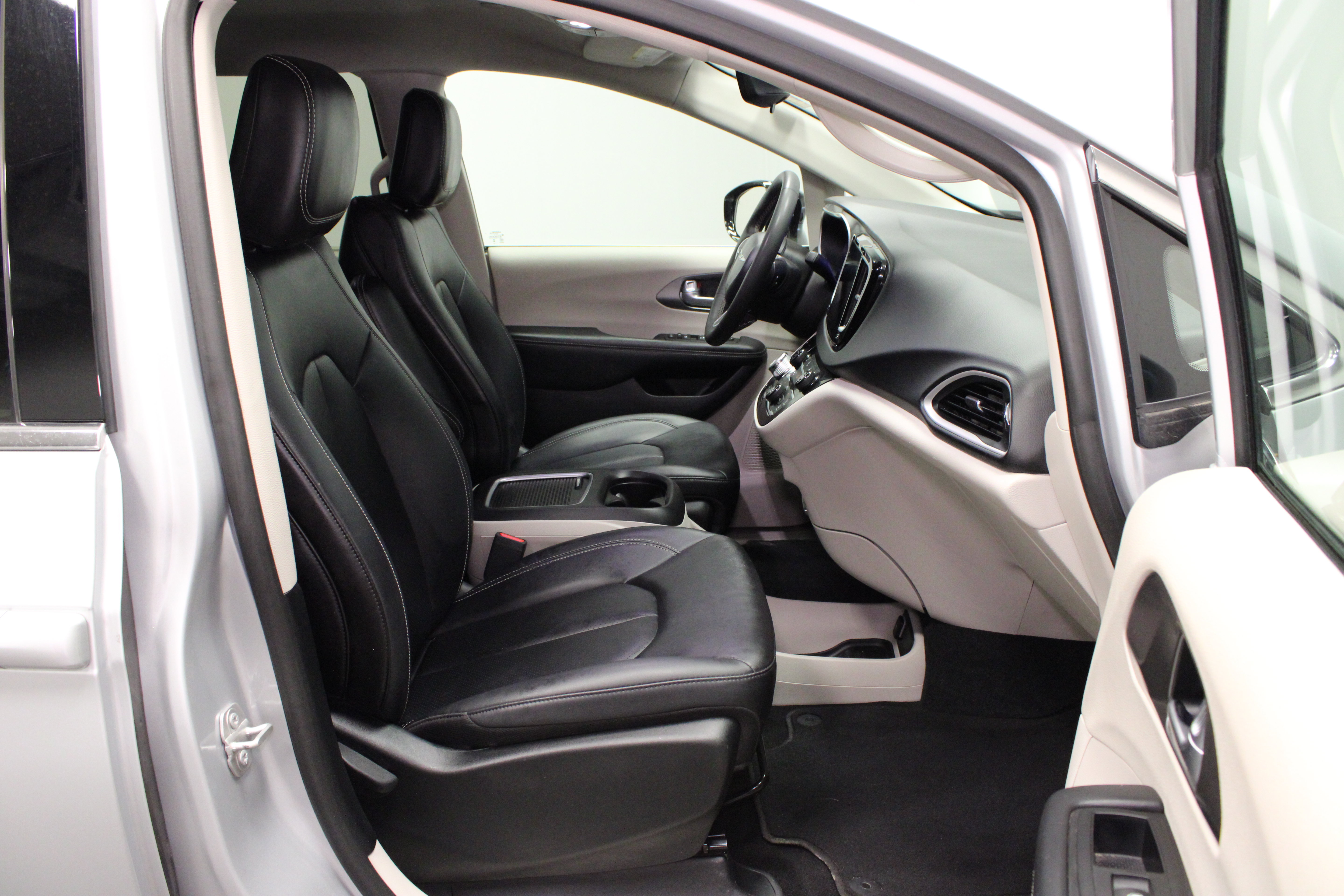 Used 2024 Chrysler Pacifica Touring-L FWD image 14
