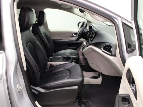 Used 2024 Chrysler Pacifica Touring-L FWD image 14