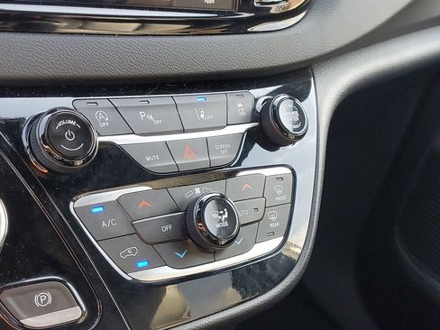 Used 2025 Chrysler Pacifica Select FWD image 34