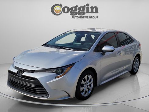 Used 2023 Toyota Corolla LE FWD image 2