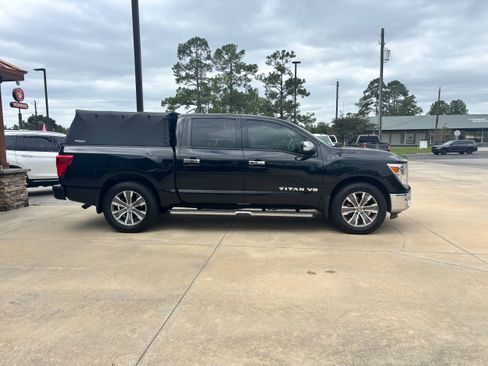 Used 2019 Nissan Titan SL image 4