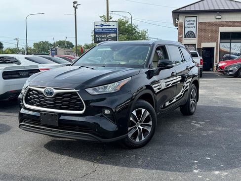 Used 2020 Toyota Highlander XLE AWD/4WD image 2