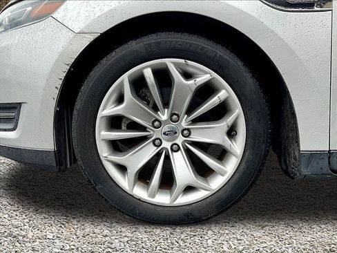 Used 2018 Ford Taurus Limited image 9