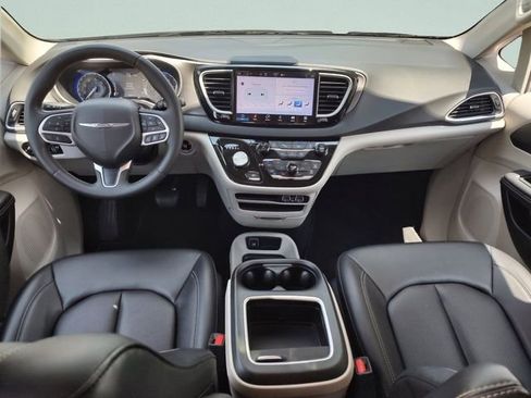 Used 2024 Chrysler Pacifica Touring-L FWD image 24