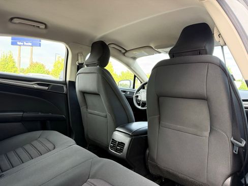 Used 2019 Ford Fusion SE FWD image 17